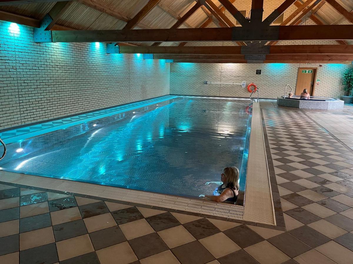 Oak Boutique Includes Hot Tub Air Con & Dog *