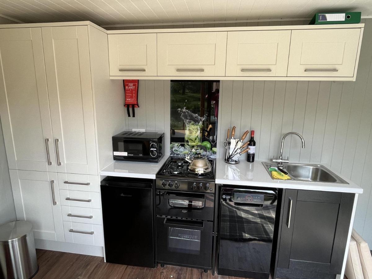 Oak Boutique Includes Hot Tub Air Con & Dog York