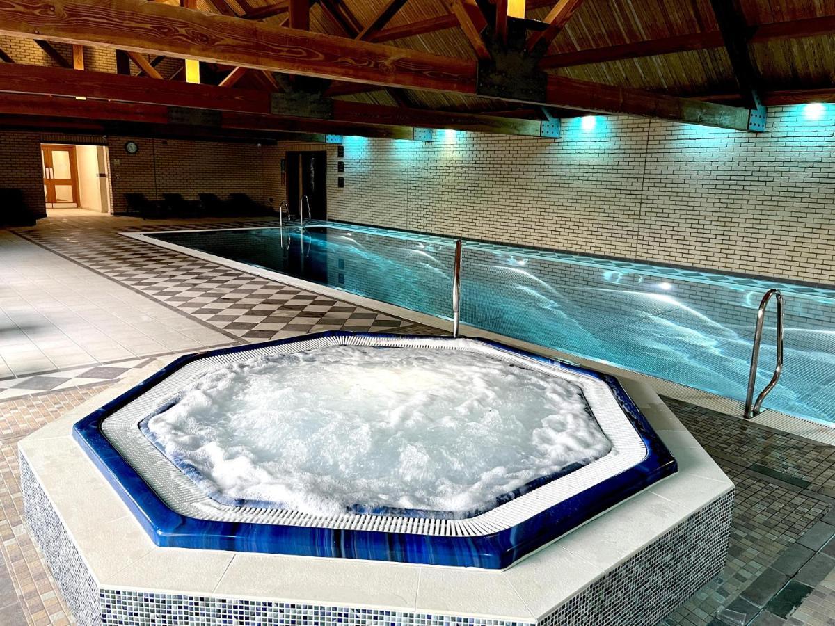Oak Boutique Includes Hot Tub Air Con & Dog *